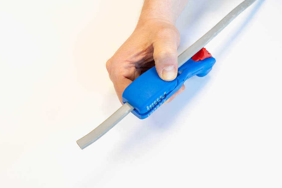 Pelacables planos y redondos | para todos los cables planos habituales hasta un ancho de 18 mm y todos los cables redondos habituales con un diámetro de 6-13 mm