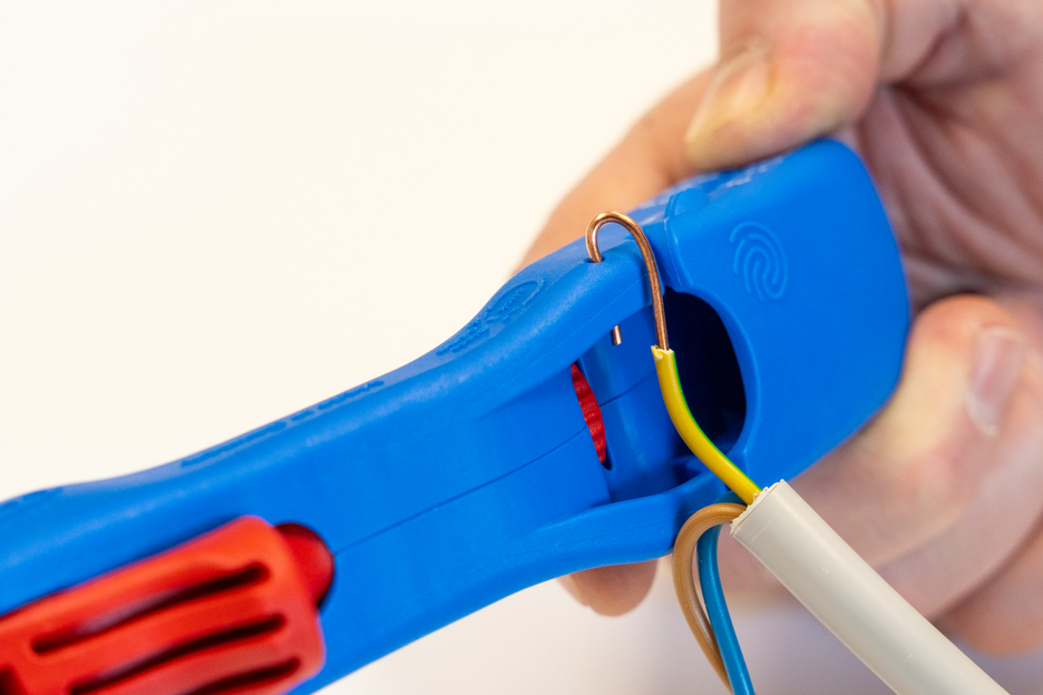 Pelacables planos y redondos | para todos los cables planos habituales hasta un ancho de 18 mm y todos los cables redondos habituales con un diámetro de 6-13 mm