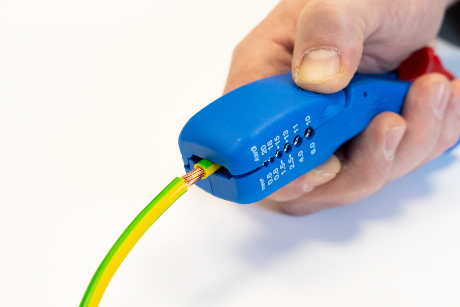 Pelacables planos y redondos | para todos los cables planos habituales hasta un ancho de 18 mm y todos los cables redondos habituales con un diámetro de 6-13 mm