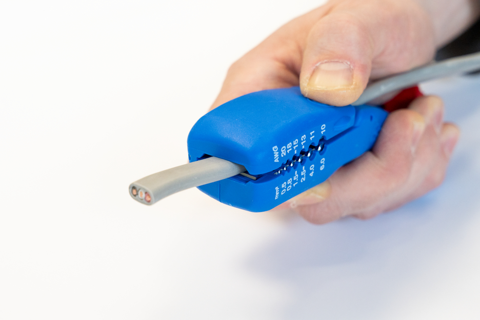 Pelacables planos y redondos | para todos los cables planos habituales hasta un ancho de 18 mm y todos los cables redondos habituales con un diámetro de 6-13 mm