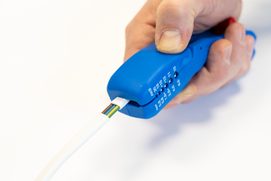 Pelacables planos y redondos | para todos los cables planos habituales hasta un ancho de 18 mm y todos los cables redondos habituales con un diámetro de 6-13 mm