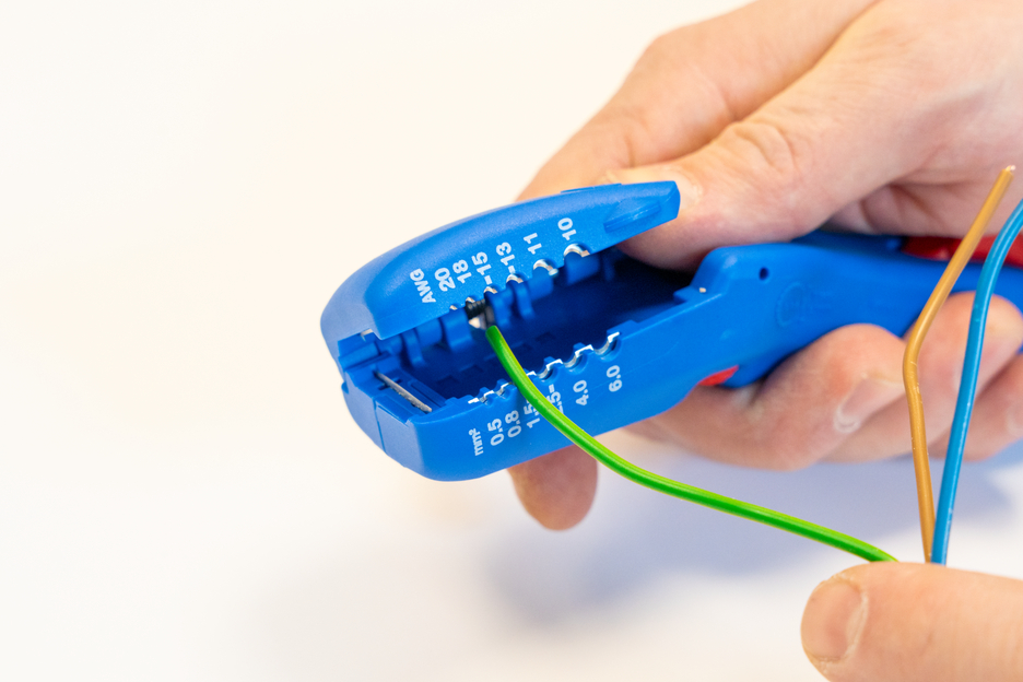 Pelacables planos y redondos | para todos los cables planos habituales hasta un ancho de 18 mm y todos los cables redondos habituales con un diámetro de 6-13 mm