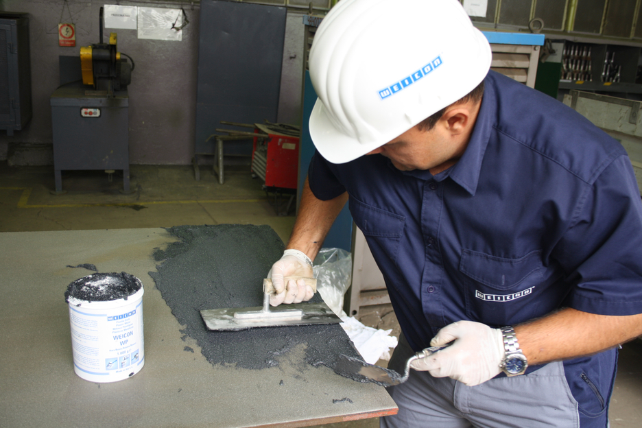WEICON WP | sistema de resina epoxi con relleno cerámico para revestimiento de protección contra el desgaste