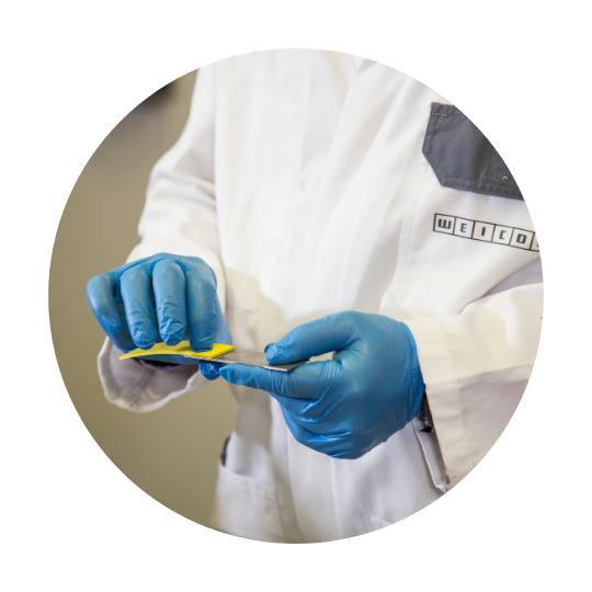 Se unen dos piezas metálicas