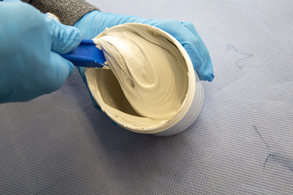 WEICON UW | sistema de resina epoxi con relleno mineral para reparaciones y moldeo en superficies húmedas
