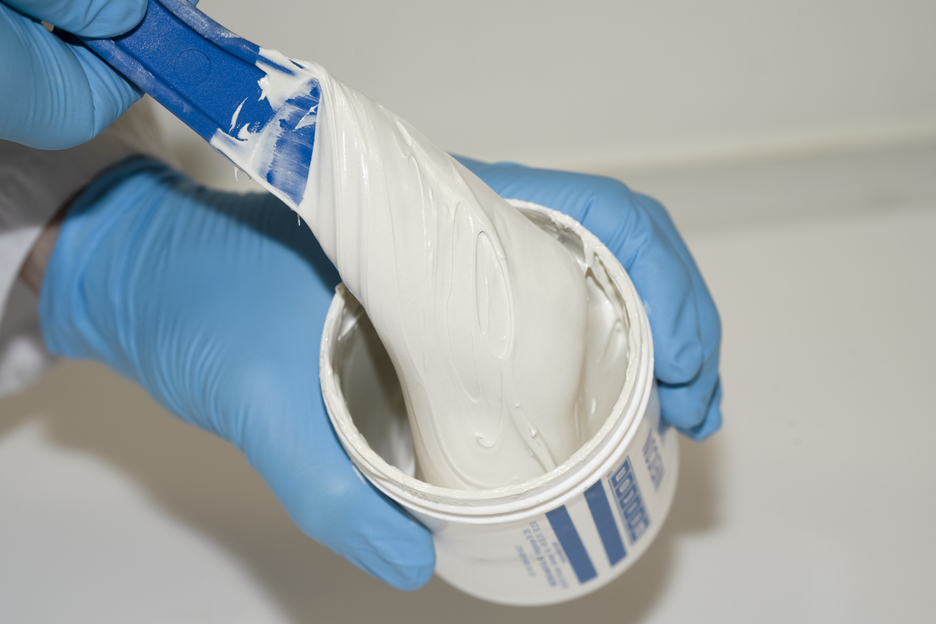 WEICON UW | sistema de resina epoxi con relleno mineral para reparaciones y moldeo en superficies húmedas