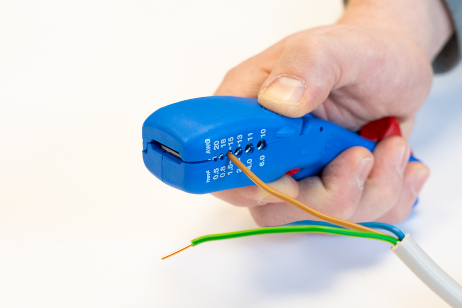 Pelacables planos y redondos | para todos los cables planos habituales hasta un ancho de 18 mm y todos los cables redondos habituales con un diámetro de 6-13 mm