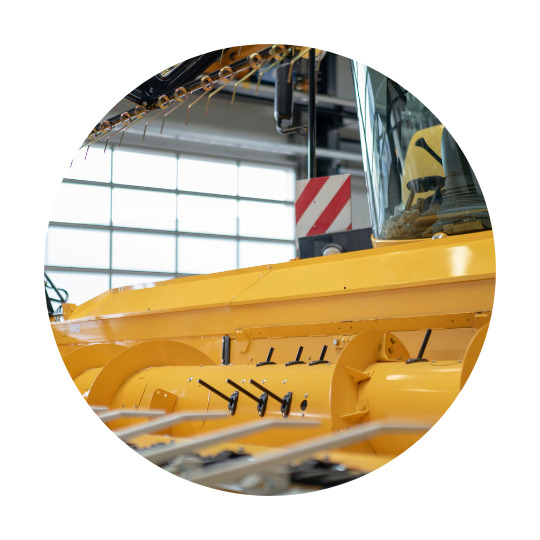 Parte de una cosechadora amarilla