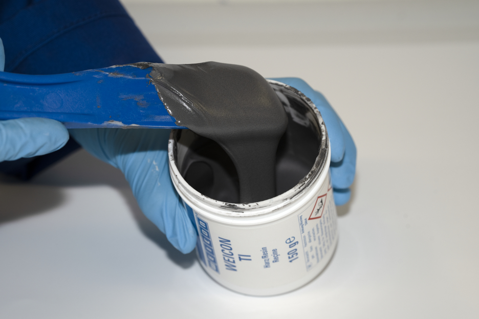 WEICON TI | sistema de resina epoxi con relleno de titanio para reparaciones y moldeo