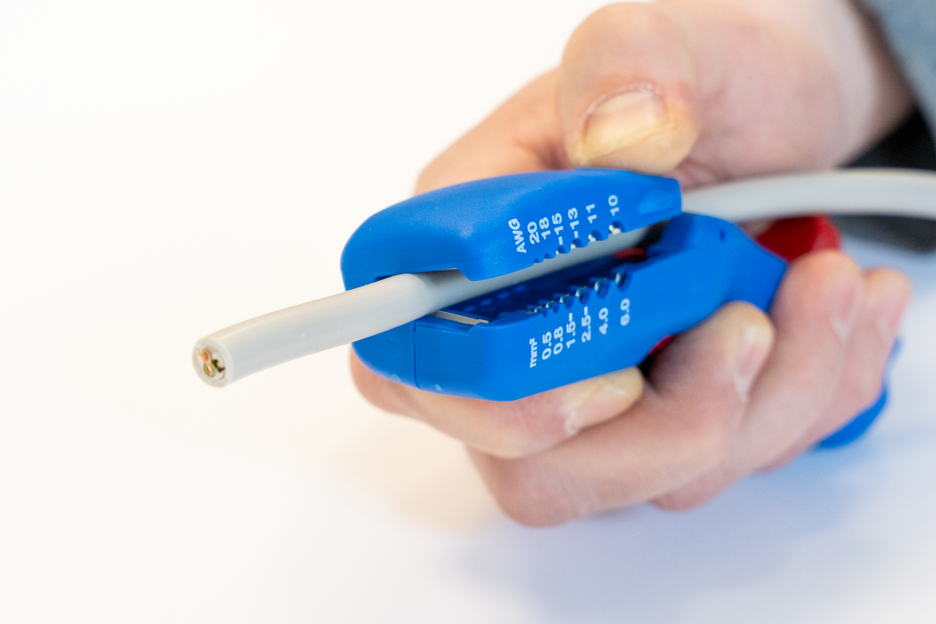 Pelacables planos y redondos | para todos los cables planos habituales hasta un ancho de 18 mm y todos los cables redondos habituales con un diámetro de 6-13 mm