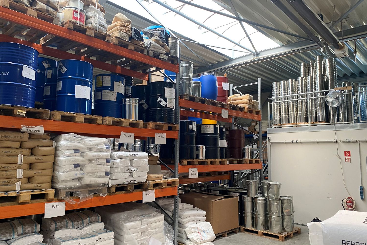 Almacén de bidones grandes