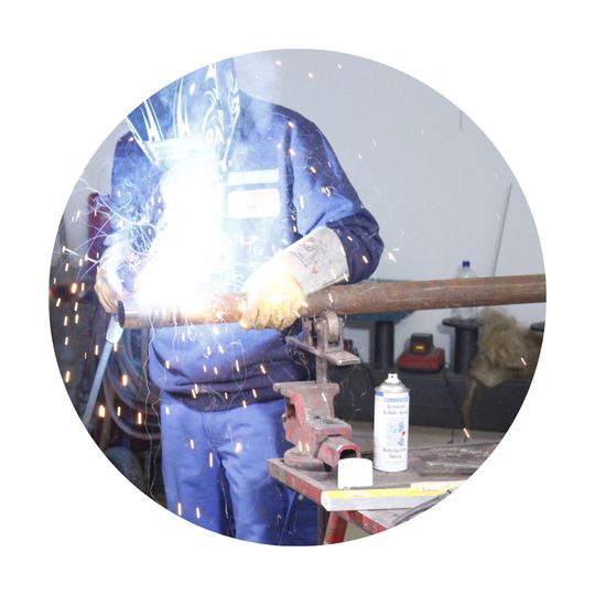 jemand schweißt an einem Rohr