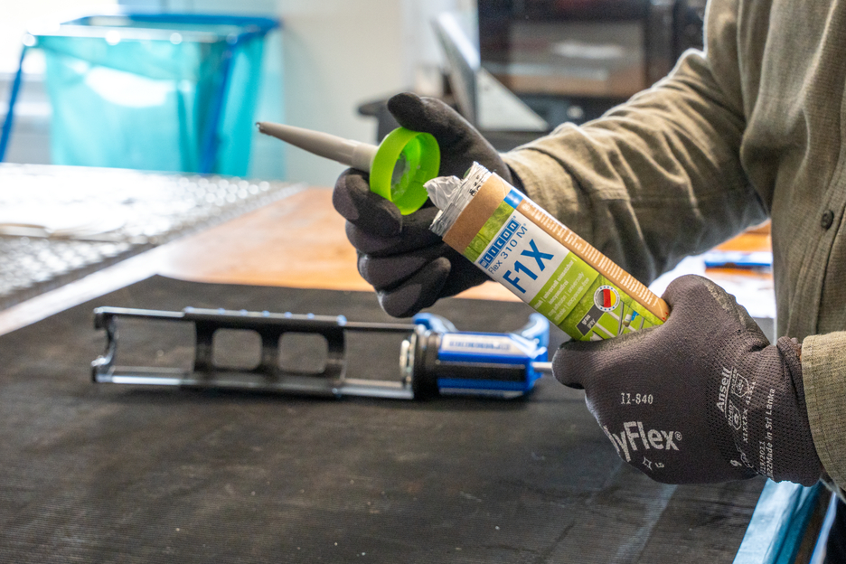 WEICON Green Tube Flex 310 M F1X | Adhesivo y sellador a base de polímero MS con una adhesión inicial muy alta, resistente a temperaturas de hasta 180°C