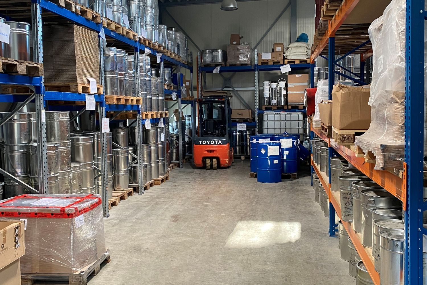 Almacén de bidones grandes