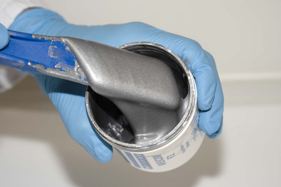 WEICON F2 | sistema de resina epoxi con relleno de aluminio para reparaciones y compensación de huecos