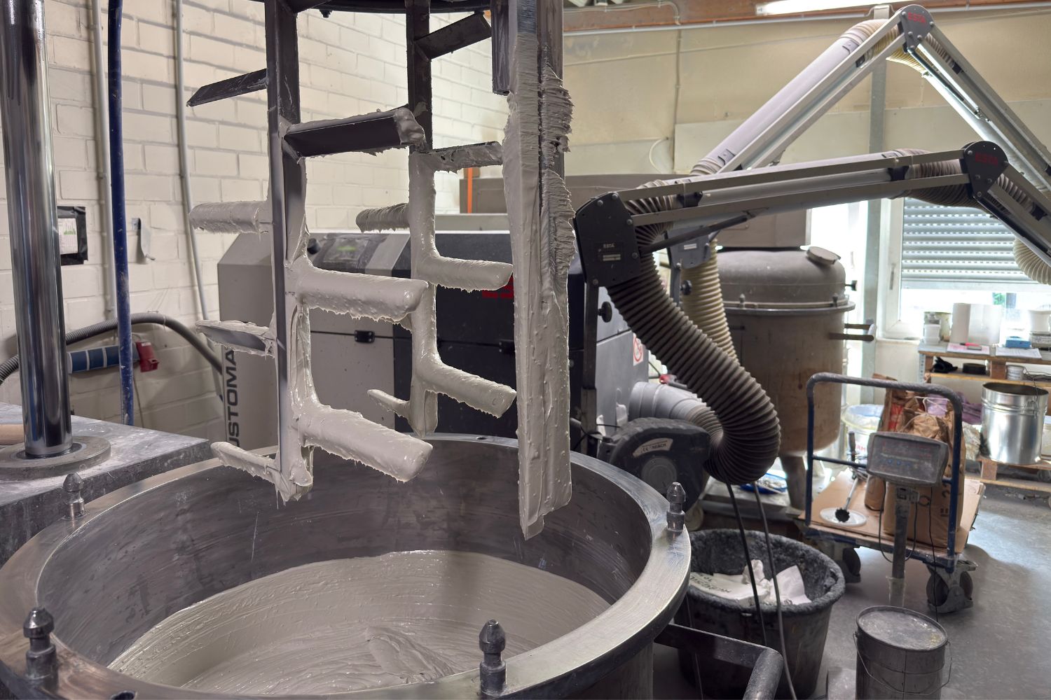 Gran máquina con adhesivo blanco en su interior