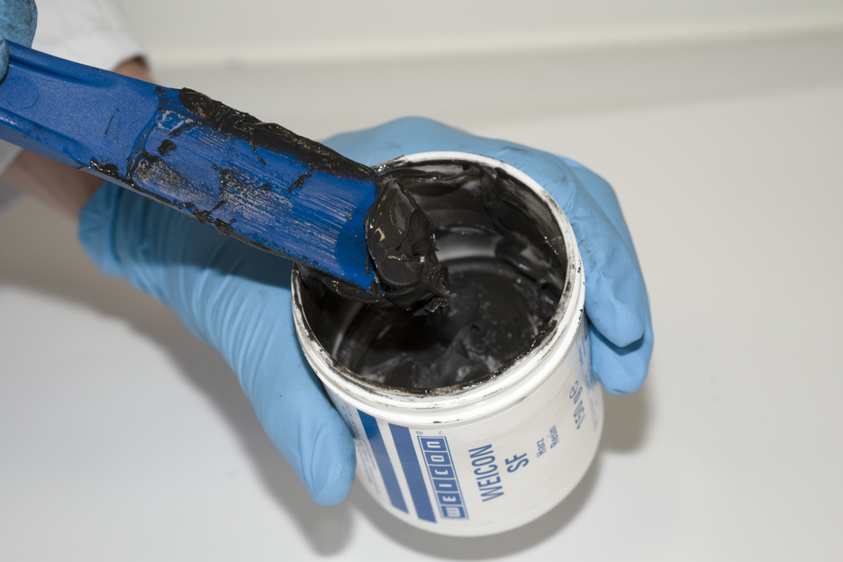 WEICON SF | sistema de resina epoxi con relleno de acero para reparaciones y moldeo con certificación DNV