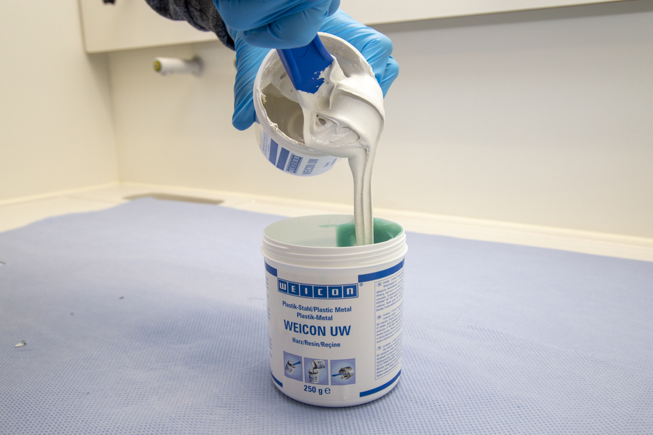 WEICON UW | sistema de resina epoxi con relleno mineral para reparaciones y moldeo en superficies húmedas