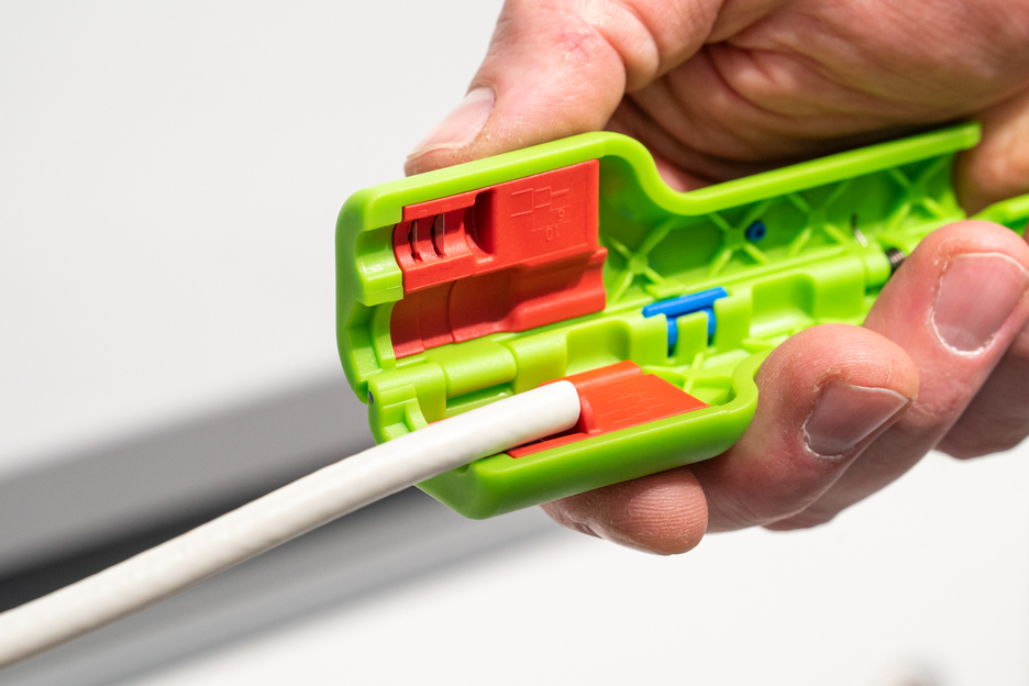 Pelador de Cable Coaxial No 1 F Plus Green Line - apto para conectores de tornillo F | para pelar y desaislar cables coaxiales incl. ayuda para desenrollar
