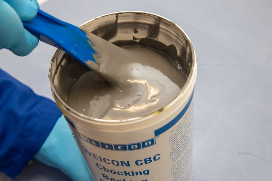 WEICON CBC | sistema de resina epoxi rellena de aluminio para el moldeo y la compensación de huecos, con certificación ABS