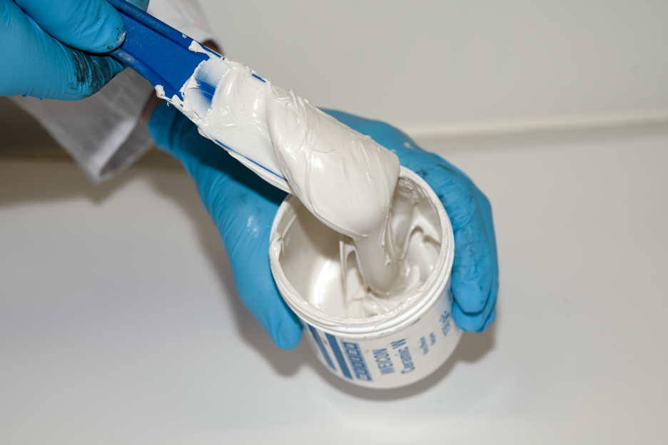 WEICON Cerámica W | sistema de resina epoxi con carga mineral para revestimiento de protección contra el desgaste