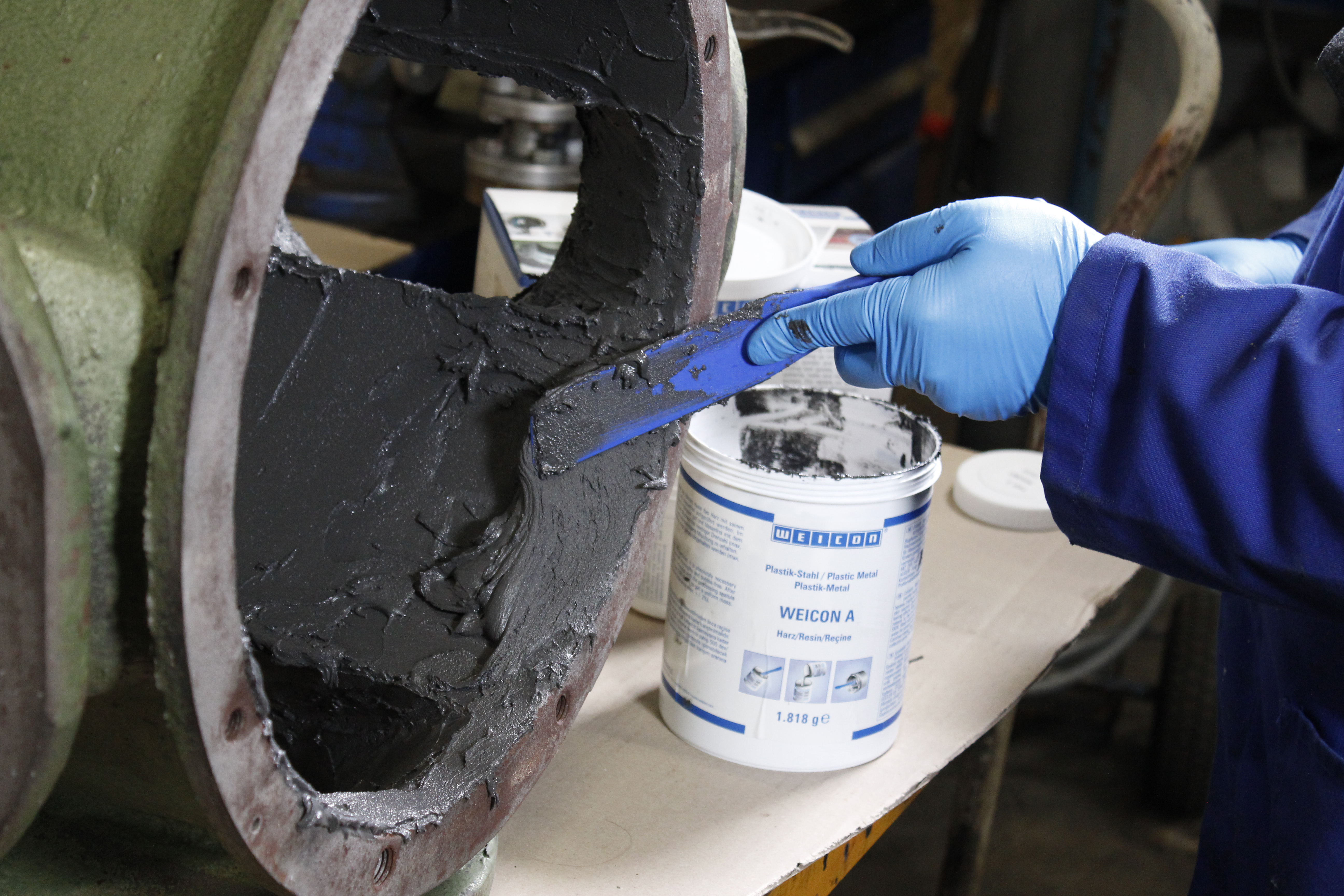 WEICON A | Sistema de resina epoxi rellena de acero para reparaciones y rellenado de huecos con certificación DNV